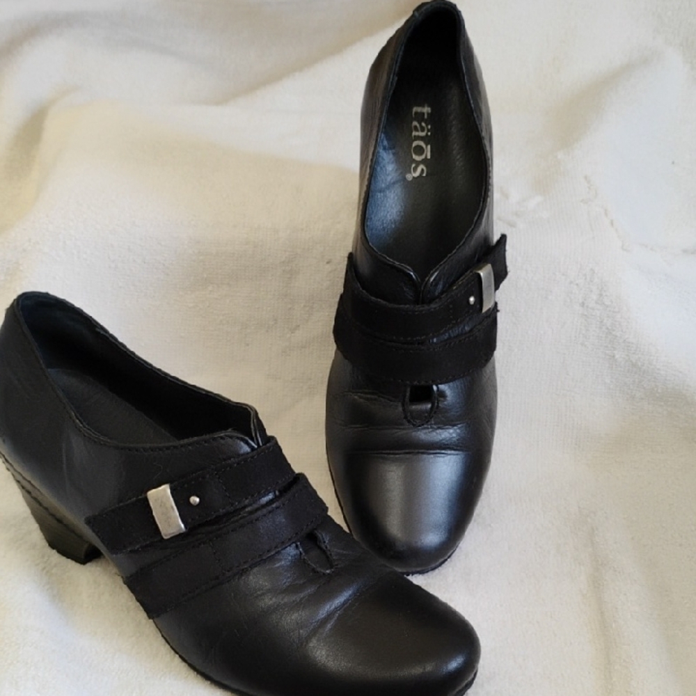 Taos Footwear Black Leather Low Heels 8-8.5
